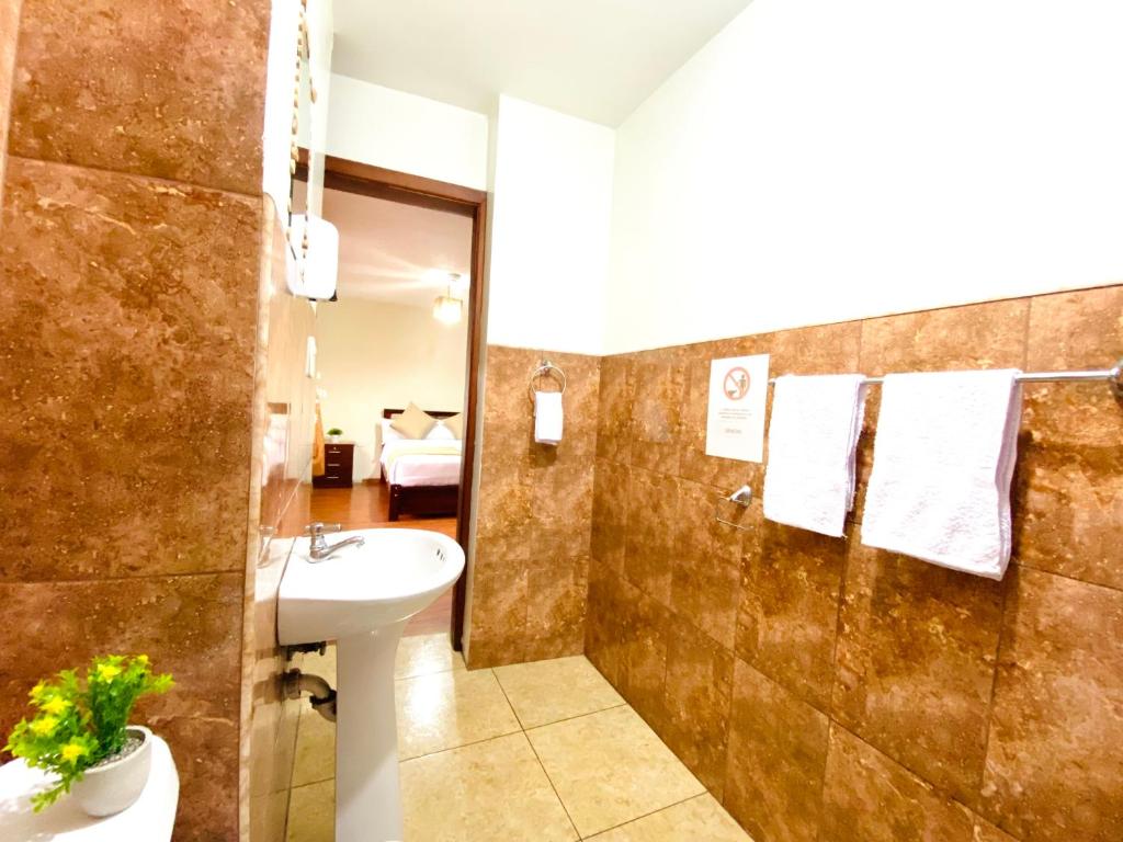 Koupelna v ubytování Habitaciónes Matrimoniales en Baños de Agua Santa con baño privado