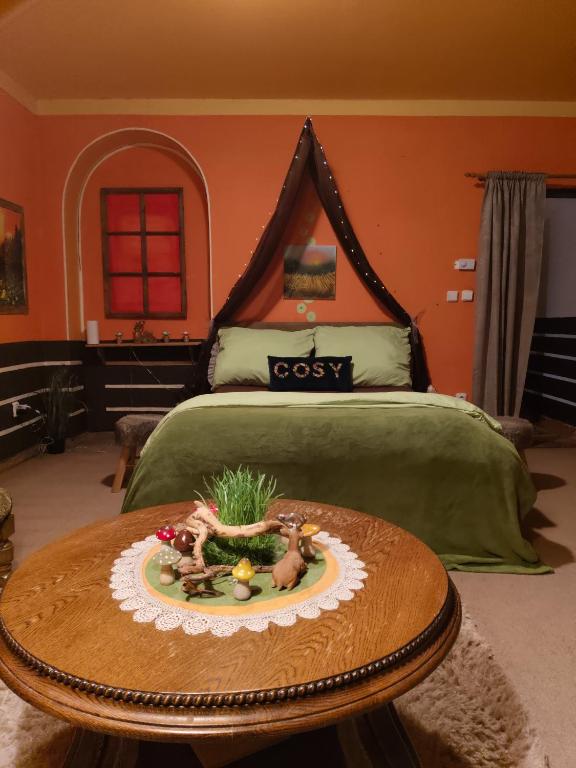 sypialnia z łóżkiem i stołem z talerzem jedzenia w obiekcie Pension Relax w Litomierzycych