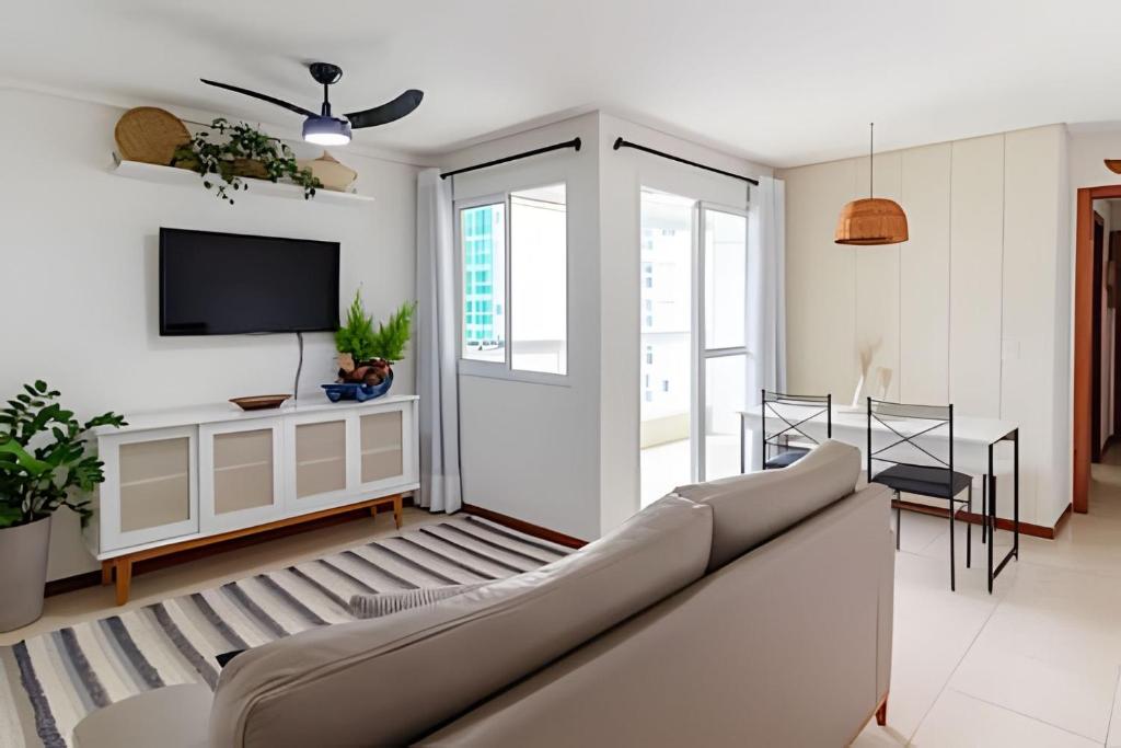 TV a/nebo společenská místnost v ubytování A 200m da Praia • 2Q c/ AC • Vista + Wi-Fi • NOMDS