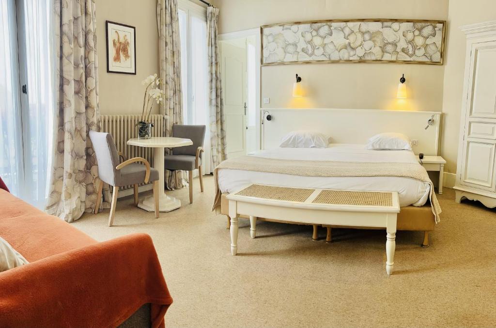 Postel nebo postele na pokoji v ubytování Hotel & Restaurant LE CENTRAL TROUVILLE