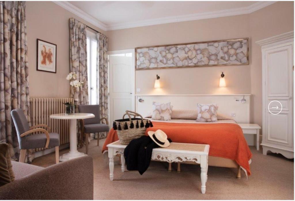 Posezení v ubytování Hotel & Restaurant LE CENTRAL TROUVILLE