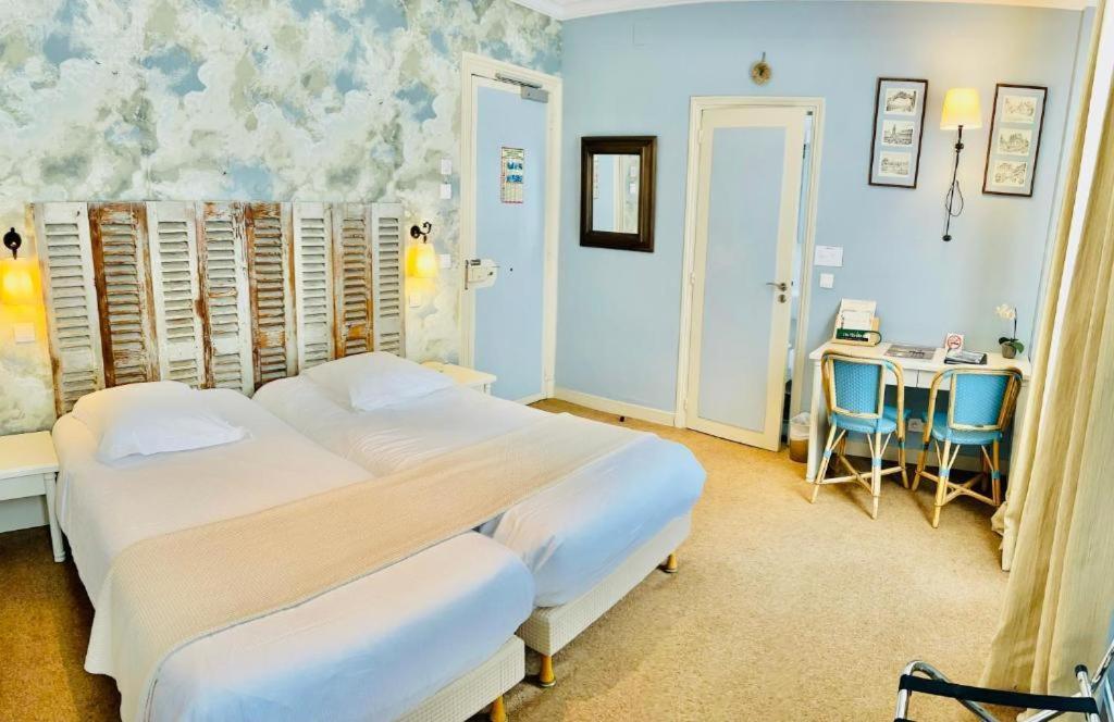 Postel nebo postele na pokoji v ubytování Hotel & Restaurant LE CENTRAL TROUVILLE