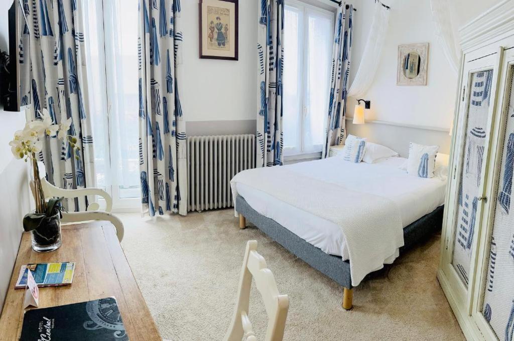 Postel nebo postele na pokoji v ubytování Hotel & Restaurant LE CENTRAL TROUVILLE