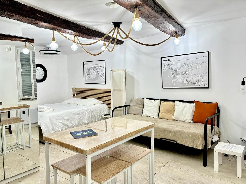 un salon avec un canapé et une table dans l'établissement Studio 7b classé 3 étoiles climatisé à 2 mn du Port byLaConciergerie13, à La Ciotat