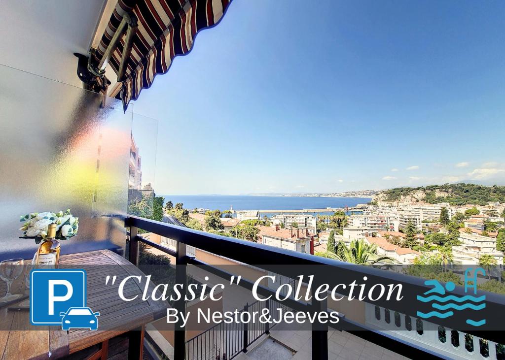 un balcon avec vue sur l'océan dans l'établissement Nestor&Jeeves - HUBLOT TERRASSE - Sea view - swimming pool, à Nice