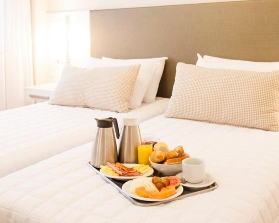 Cama ou camas em um quarto em Intercity Porto Alegre Praia de Belas