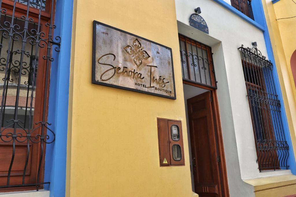 a sign on the side of a building at Senora Ines Hotel Boutique in Buga
