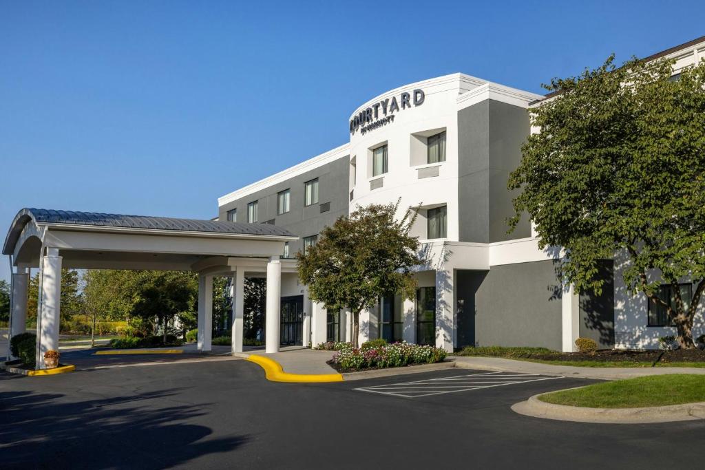 a hotel with a parking lot in front of it at Courtyard by Marriott Harrisburg West/Mechanicsburg in Mechanicsburg