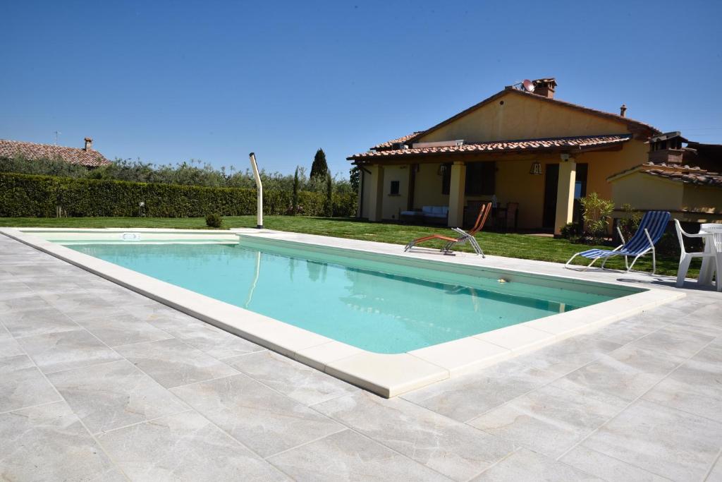 The swimming pool at or close to CASE&COLLINE La Macchia