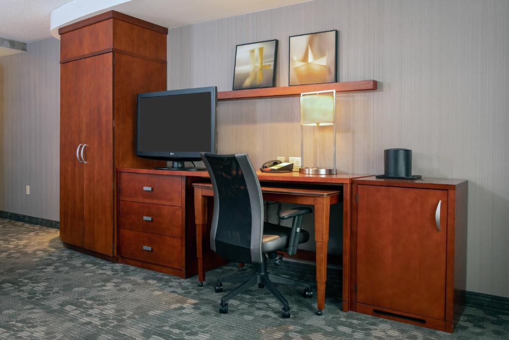 TV a/nebo společenská místnost v ubytování Courtyard by Marriott Newark-University of Delaware