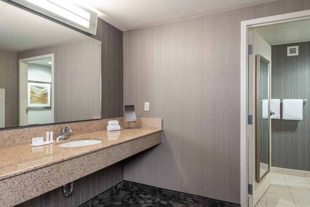 Koupelna v ubytování Courtyard by Marriott Newark-University of Delaware