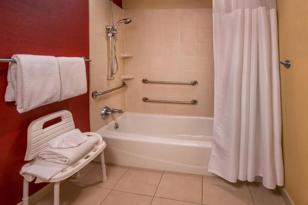 Koupelna v ubytování Courtyard by Marriott Newark-University of Delaware