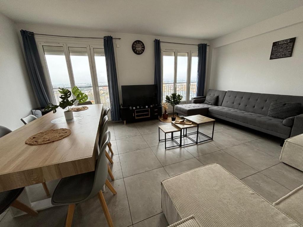 un salon avec une table et un canapé dans l'établissement Le Podium - 9pers - Circuit Bugatti - Rêve au Mans, au Mans