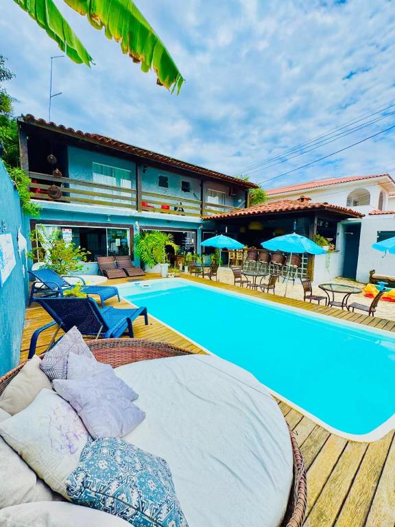 a large swimming pool next to a building at Pousada Sereia de Geriba in Búzios
