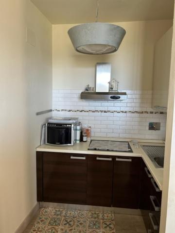 Η κουζίνα ή μικρή κουζίνα στο Sunset Home