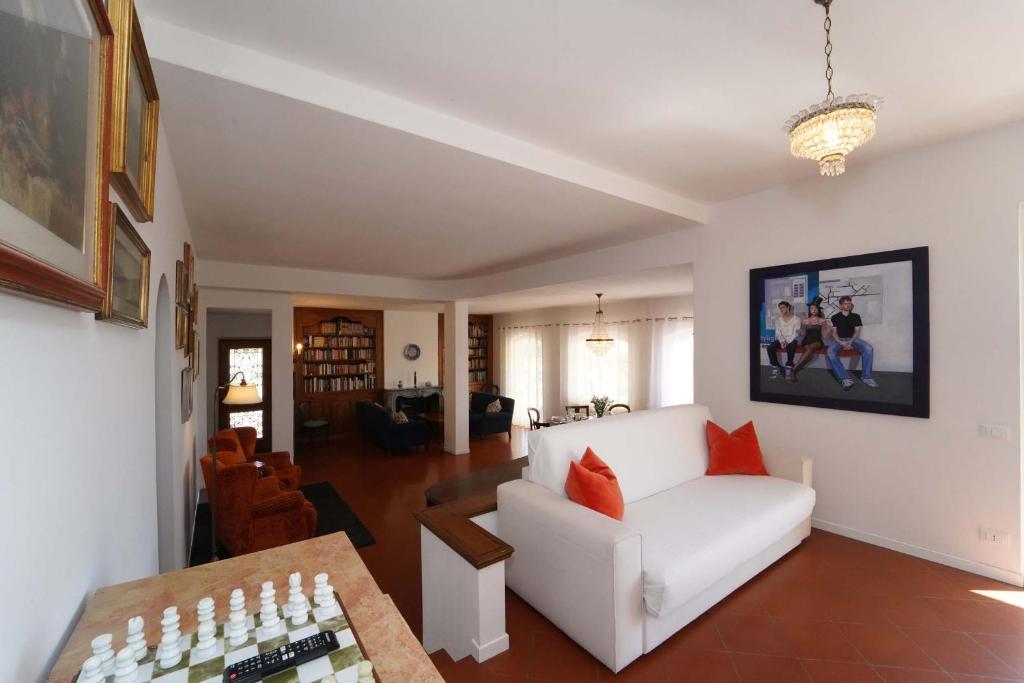 - un salon avec un canapé blanc et des oreillers rouges dans l'établissement Villa Collina Del Sole 12 Pax by VILLASRETREATS, à Nicola