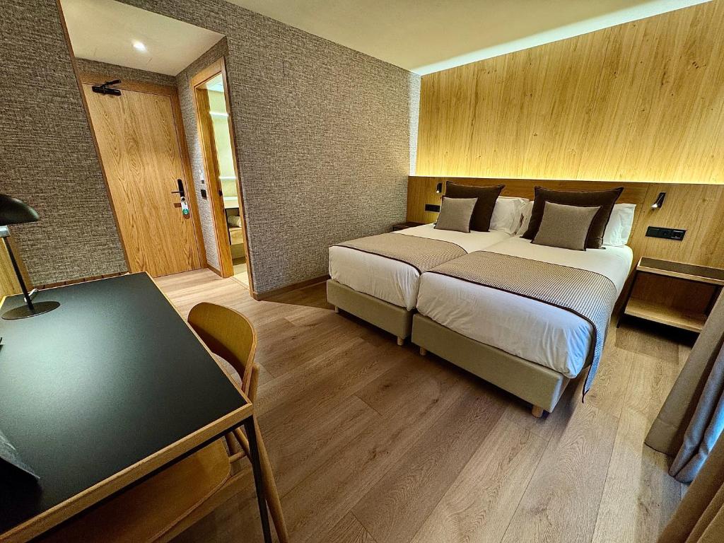 Postel nebo postele na pokoji v ubytování Hotel Petit Lacreu