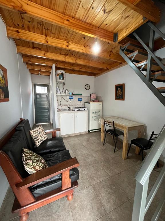 una sala de estar con un sofá y una mesa en Hospedaje Río, en Río Primero