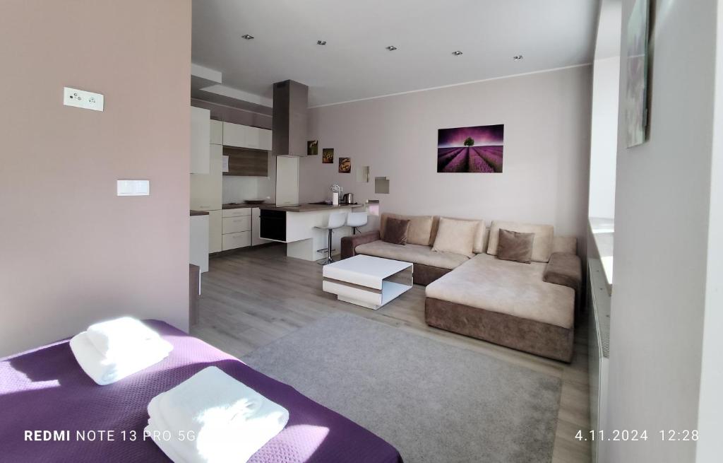 salon z łóżkiem i kanapą w obiekcie Grand-Tourist Apartments K2004 Simple Rest w Gdańsku