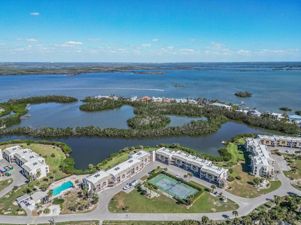 - une vue aérienne sur une étendue d'eau dans l'établissement Lake Access, Community Pool, Tennis & Pickleball -Condo Lagoon Landing -Roelens, à Fort Myers Beach