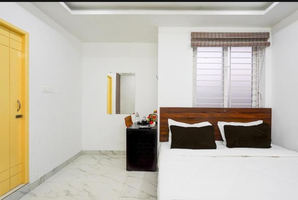 Postel nebo postele na pokoji v ubytování Hotel Rhythms Ramapuram