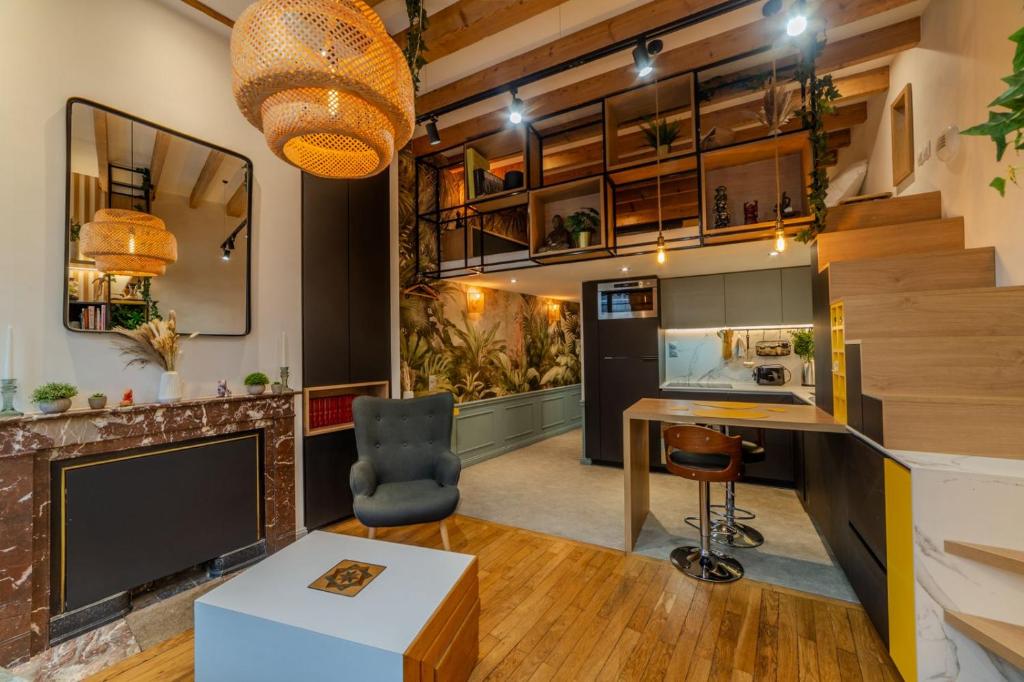 un bureau avec un escalier et un bureau dans l'établissement Magnifique appartement de caractère en hypercentre, à Lyon