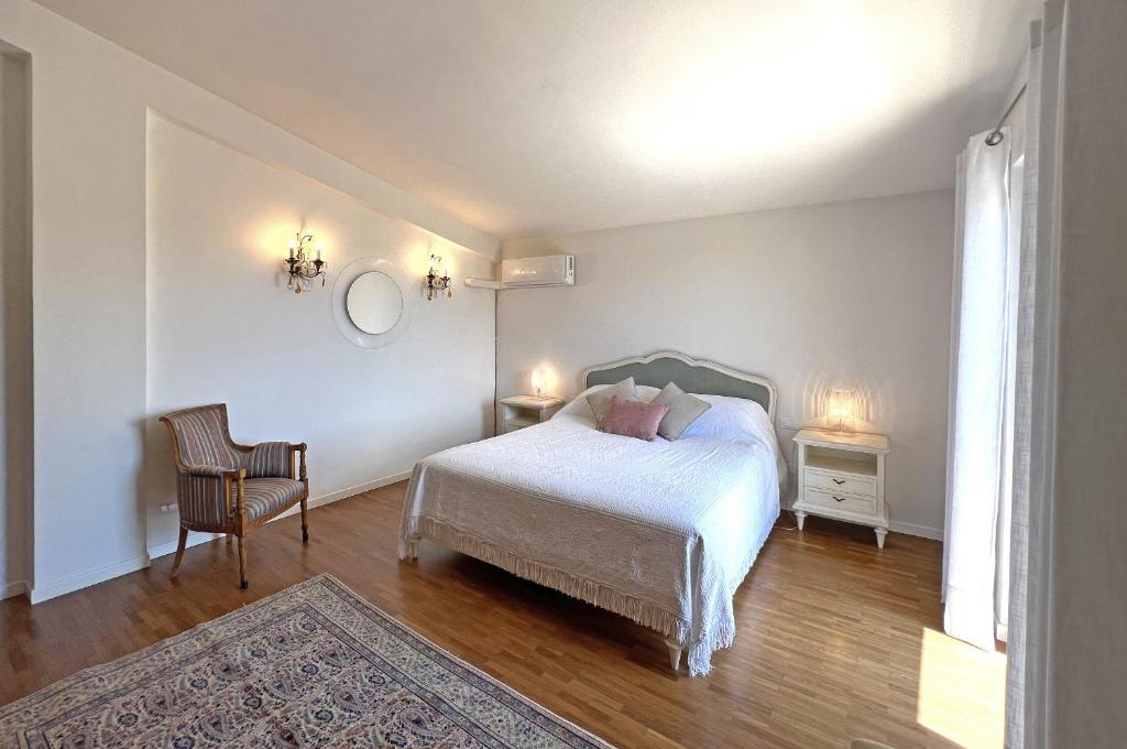 une chambre avec un lit, une chaise et une table dans l'établissement Villa Collina Del Sole 12 Pax by VILLASRETREATS, à Nicola 55 autres photos