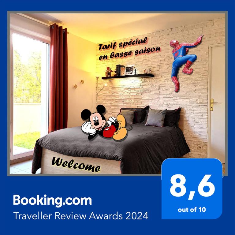 - une chambre avec 2 animaux farcis sur un lit dans l'établissement Appartement avec salle de jeux privée,10min de disney transport en commun 6 couchages, à Chanteloup-en-Brie