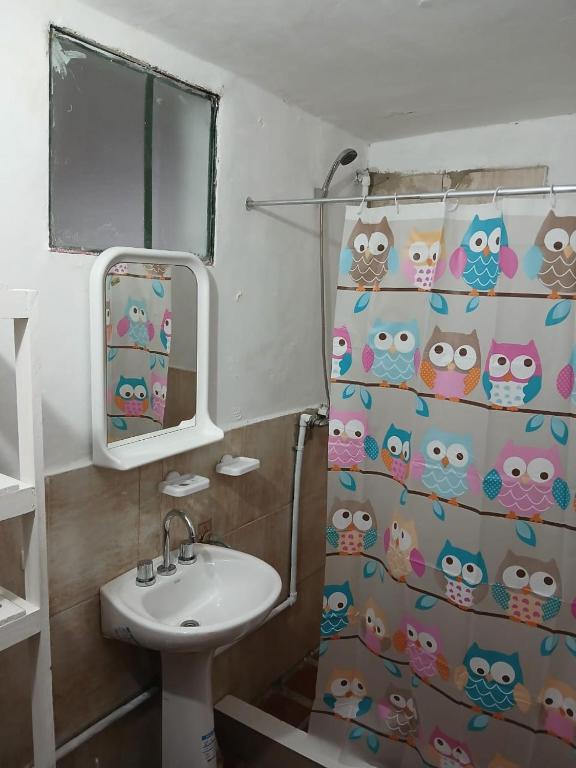 a bathroom with a shower curtain with owls on it at Bellas cabañas valle hermoso in Valle Hermoso