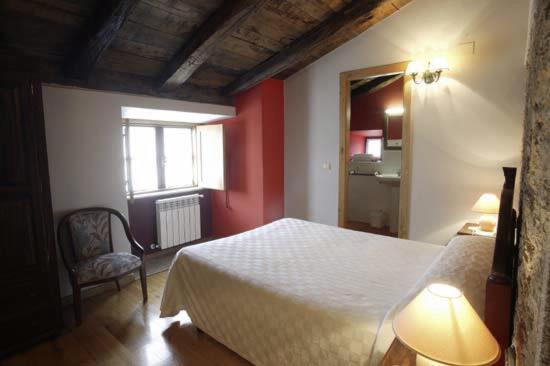 A bed or beds in a room at A Pena de Augasantas
