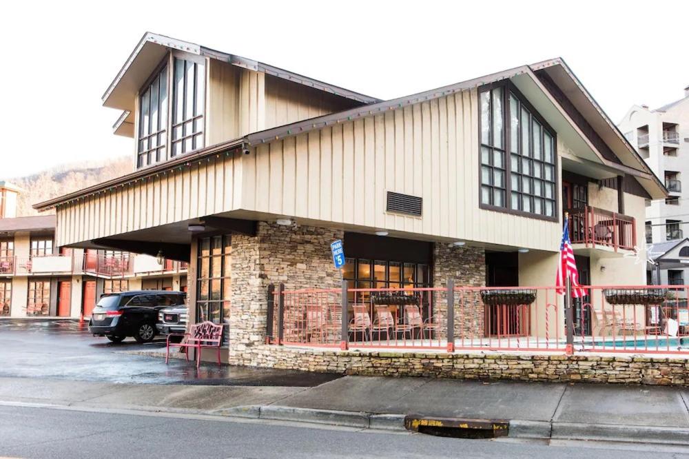 a building with a flag on the side of a street at Gatlinburg Motel in Gatlinburg