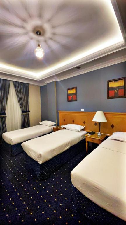 Postel nebo postele na pokoji v ubytování فندق المروج كريم AlMorooj Kareem Hotel