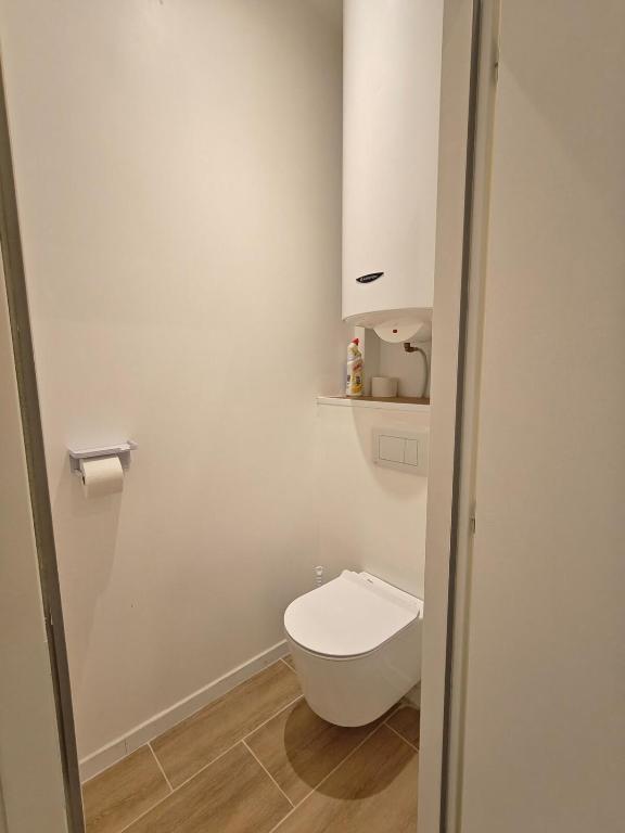 Koupelna v ubytování L'évasion Relax Châtel Guyon avec jacuzzi privé