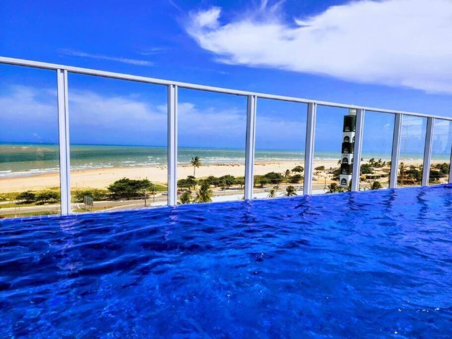 uitzicht op het strand vanaf het balkon van een resort bij Sea View Apartment in Aracaju in Aracaju