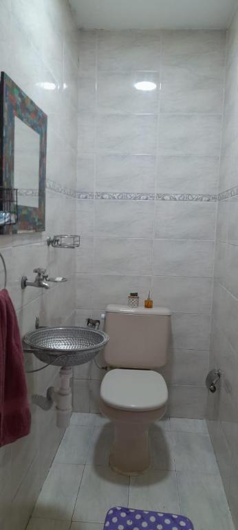 リオデジャネイロにあるGuest House em Botafogo - vista, tranquilidade e camas individuais em ambiente exclusivo para até 5 hóspedes -acesso somente por escadasのバスルーム(トイレ、洗面台付)