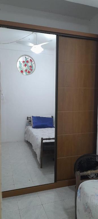 Guest House em Botafogo - vista, tranquilidade e camas individuais em ambiente exclusivo para até 5 hóspedes -acesso somente por escadasにあるベッド