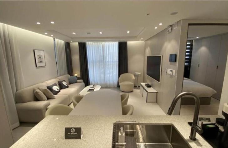 Posezení v ubytování HOTEL THE DESIGNERS LYJ SUITE YEOKSAM