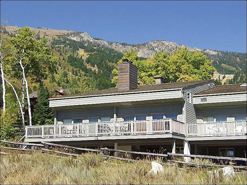 una grande casa con balcone su una collina di Outdoor Pool, Private Sauna, 50yd to Moose Creek Lift, Flexible Bedding a Teton Village