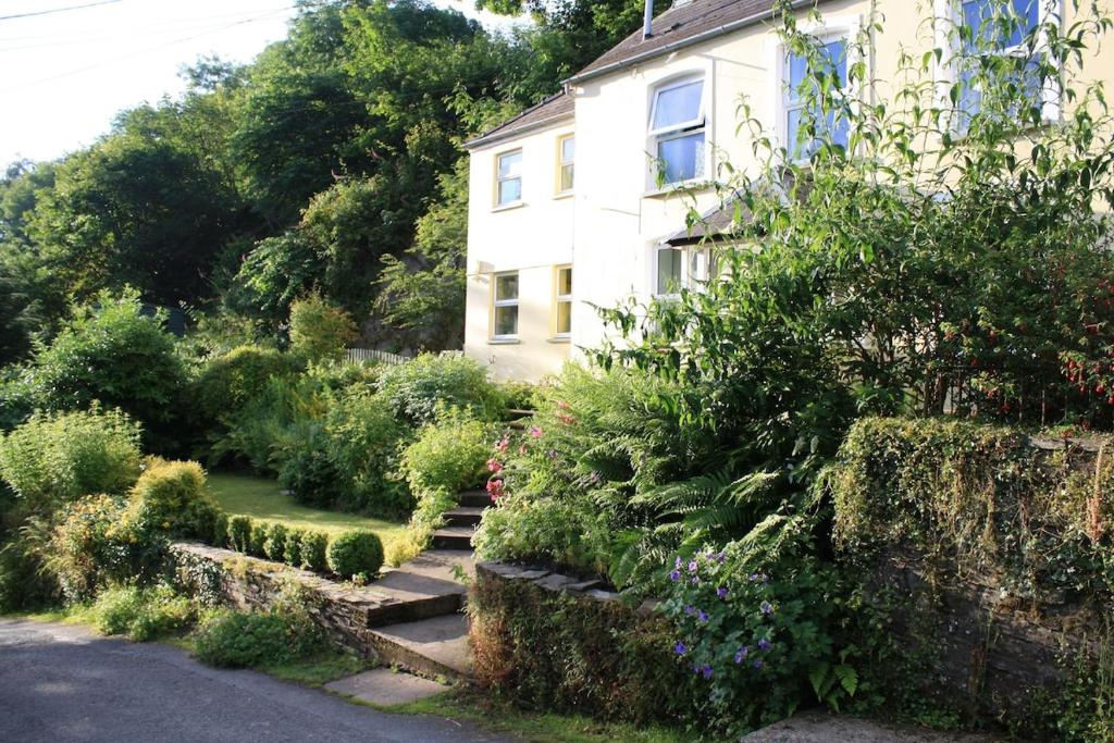 ein Garten vor einem Haus in der Unterkunft Cosy Cottage overlooking the Teifi Gorge in Cilgerran