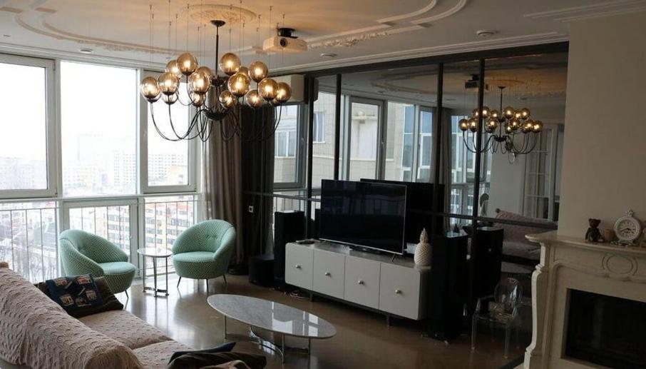 Una sala de estar con televisión, sofá y sillas. en Casa o chalet independiente en venta en Sarrià, en Sant Just Desvern