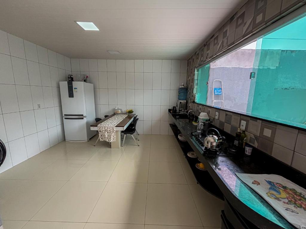 Kuchyň nebo kuchyňský kout v ubytování Quarto próximo ao Aeroporto Internacional