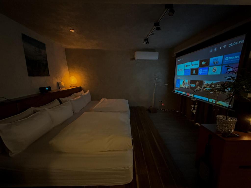 Postel nebo postele na pokoji v ubytování 九份杉嶼民宿 Jiufen Cedar Lodge