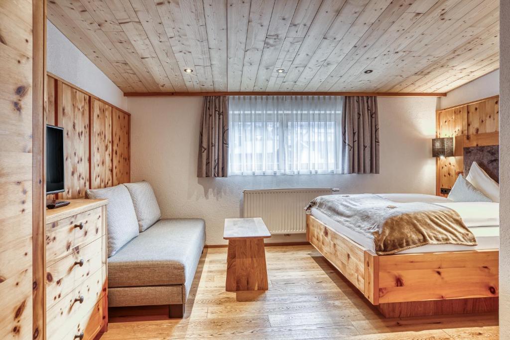 Postel nebo postele na pokoji v ubytování Hotel Alpenstolz