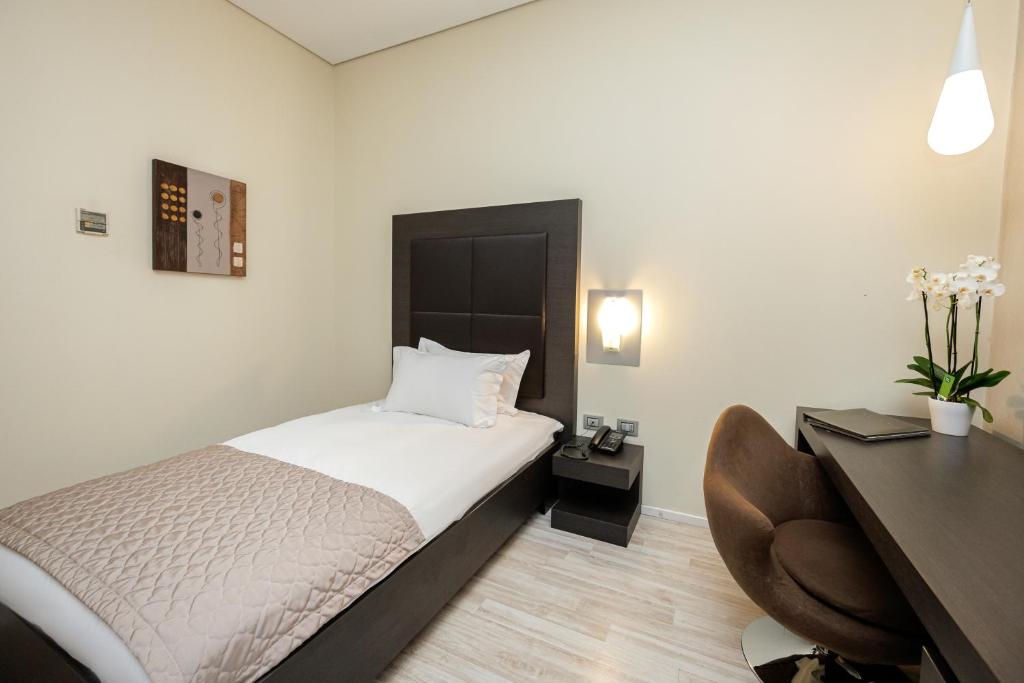 Postel nebo postele na pokoji v ubytování Sky Hotel Tirana
