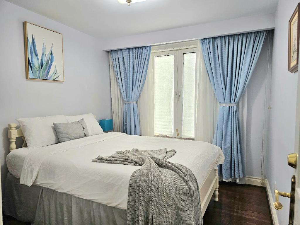 Postel nebo postele na pokoji v ubytování A Home Away-Deluxe Guest Room in Toronto