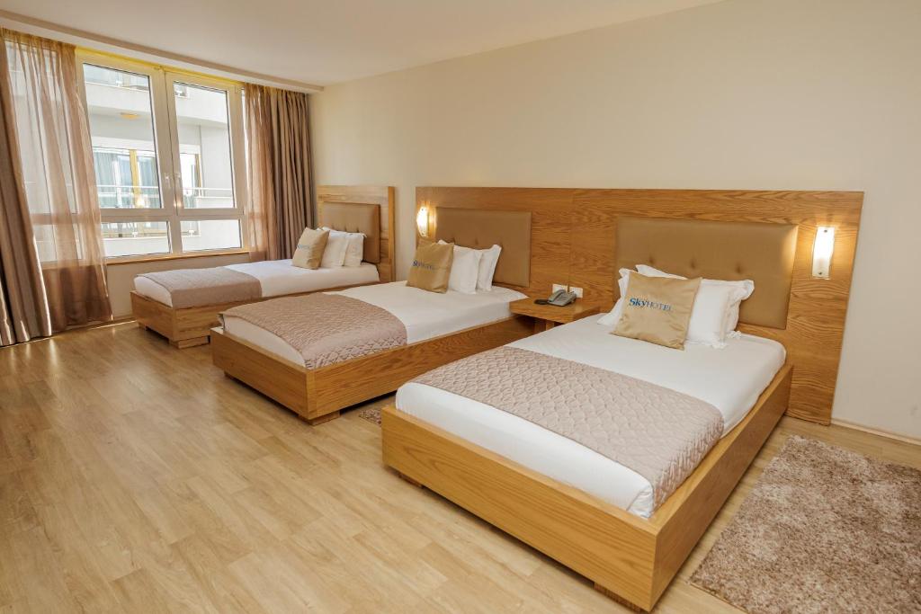 Postel nebo postele na pokoji v ubytování Sky Hotel Tirana
