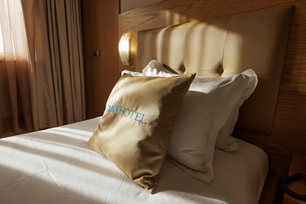 Postel nebo postele na pokoji v ubytování Sky Hotel Tirana