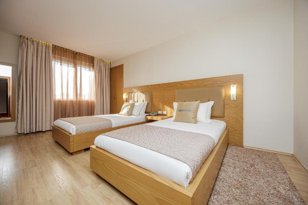 Postel nebo postele na pokoji v ubytování Sky Hotel Tirana