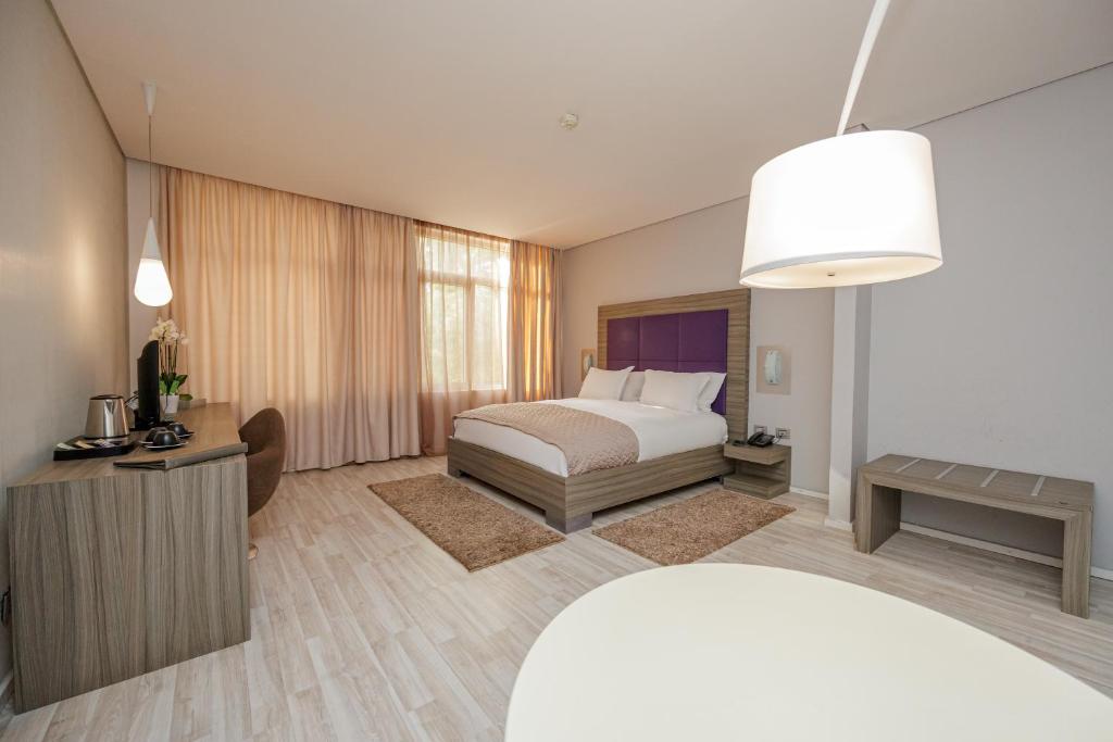 Postel nebo postele na pokoji v ubytování Sky Hotel Tirana