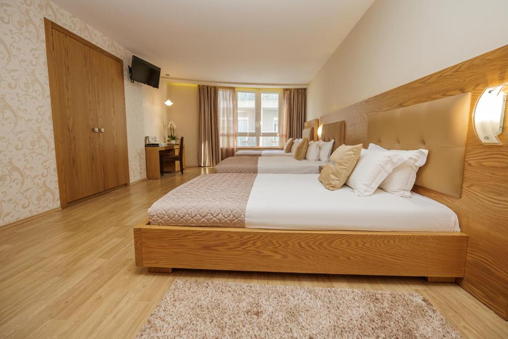 Postel nebo postele na pokoji v ubytování Sky Hotel Tirana